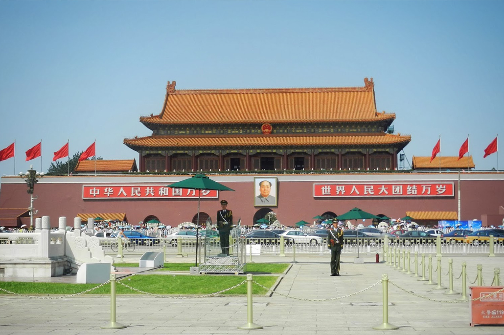 Car Drives Wrong Way Near Tiananmen Square in 2018 Video